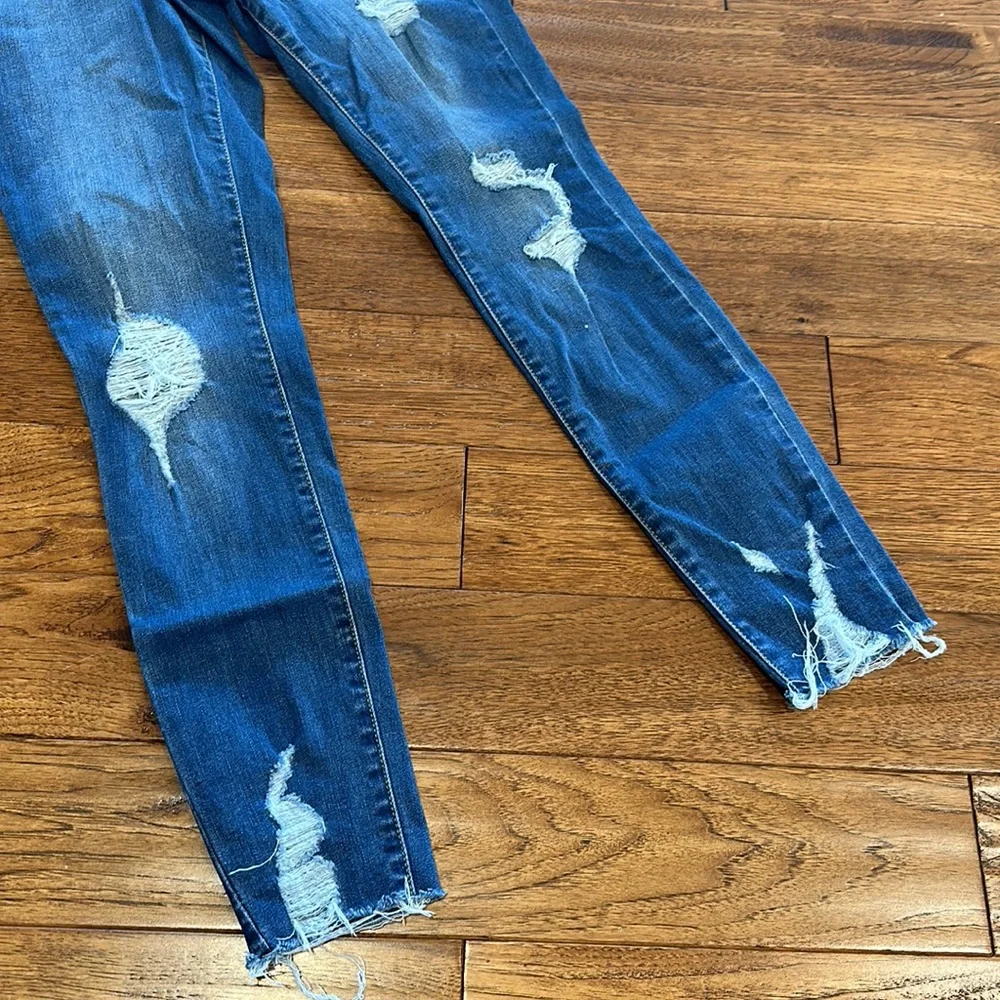 Like New Women’s Universal Thread Jeans - Picture 4 of 7